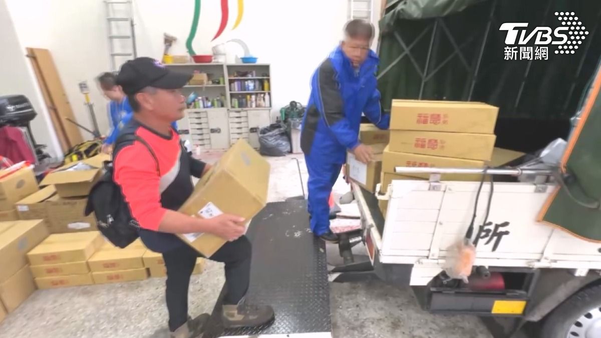 道路中斷使救援工作面臨嚴峻挑戰,而嬰幼兒奶粉與尿布更是極度缺乏。(圖/TVBS)