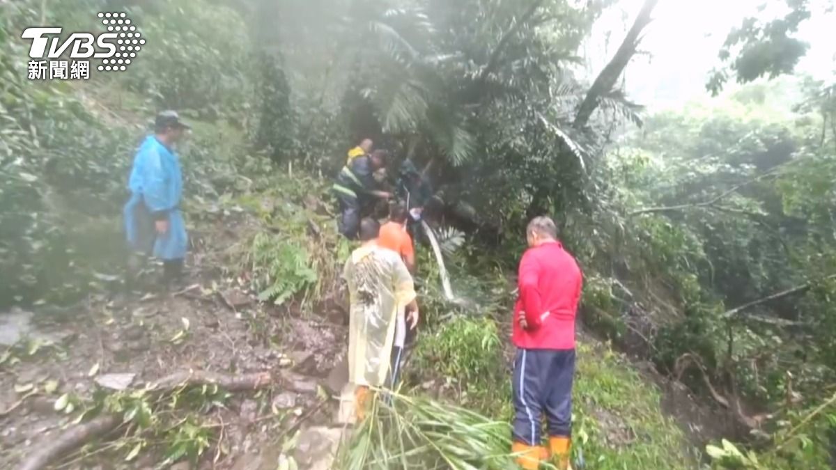 開闢山路、挖掘爛泥,找出被土石和倒樹壓壞的水管。(圖/高雄市桃源區民代表 石永貴提供)
