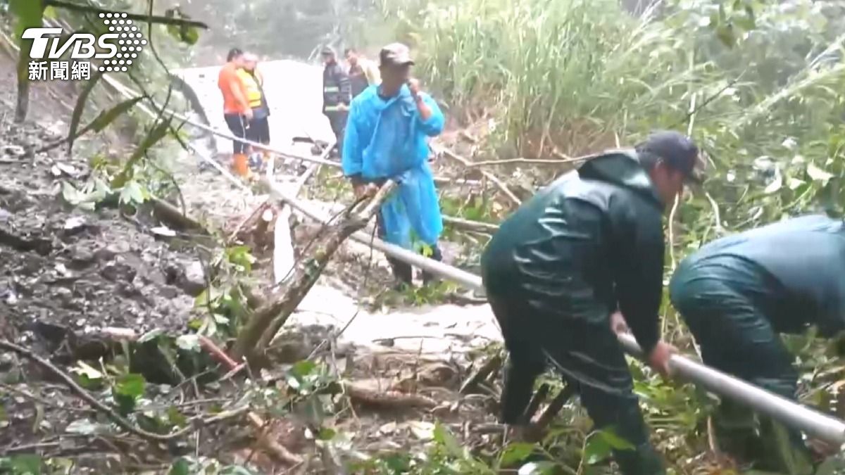 道路中斷,高雄桃源復興里變成孤島,停水3天經過居民搶修才恢復。(圖/高雄市桃源區民代表 石永貴提供)