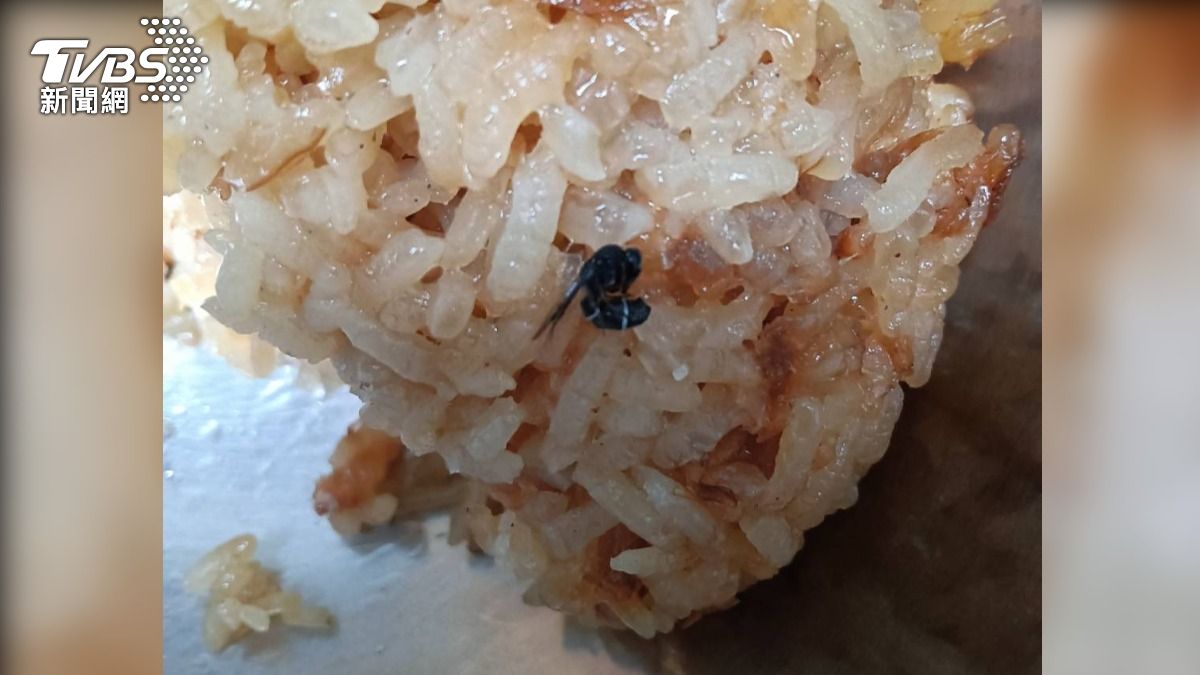 民眾購買知名店家的油飯,回家後加熱,發現裡面有異物。(圖/當事人提供)