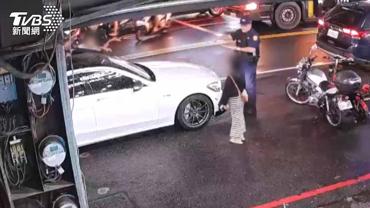 員警發現車內飄出濃濃的K味,此時副駕駛座的女伴剛買完宵夜走回來。(圖/民眾提供)