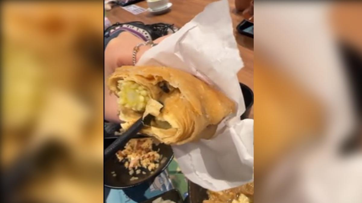 民眾在南港某百貨的美食街用餐,在食物內驚見蒼蠅,業主致歉,全面下架濕豆皮產品。(圖/siang_9712提供)