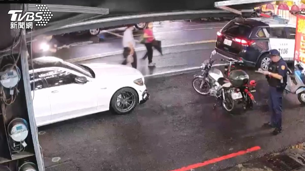 警方在車上找到K盤及殘留的毒品K他命。更嚴重的是他還無照駕駛。。(圖/民眾提供)