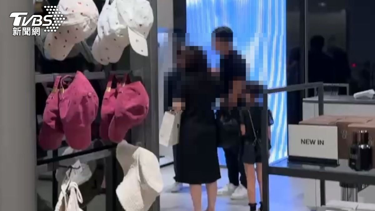 女子和服飾店員起口角,路人加入助陣、飆罵髒話。 (圖/TVBS)