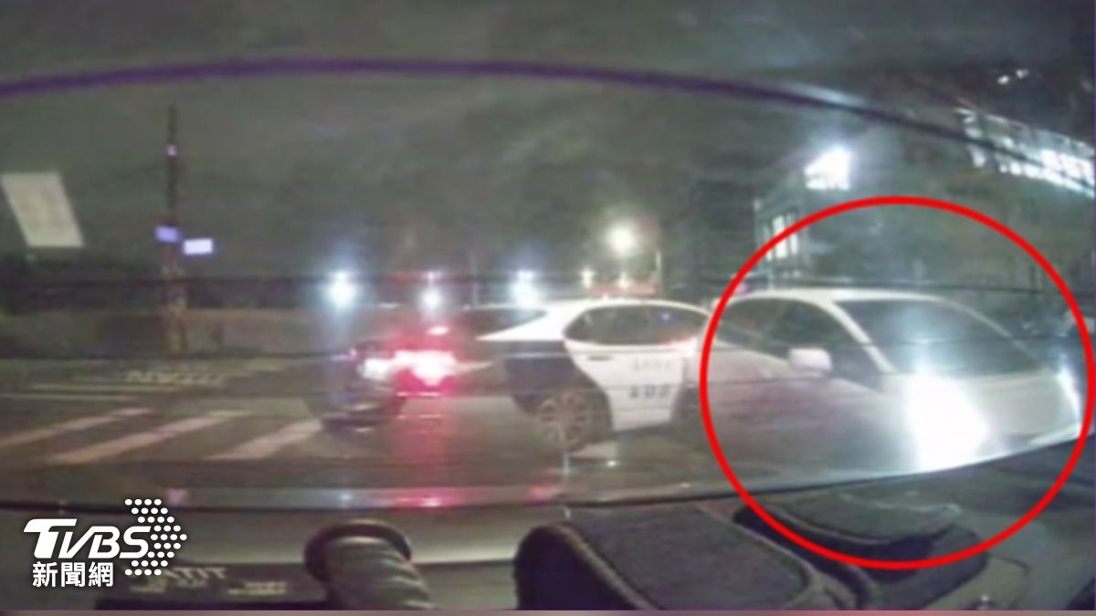 桃園警前後包夾 圍捕拒檢逃逸汽車。（圖／TVBS）
