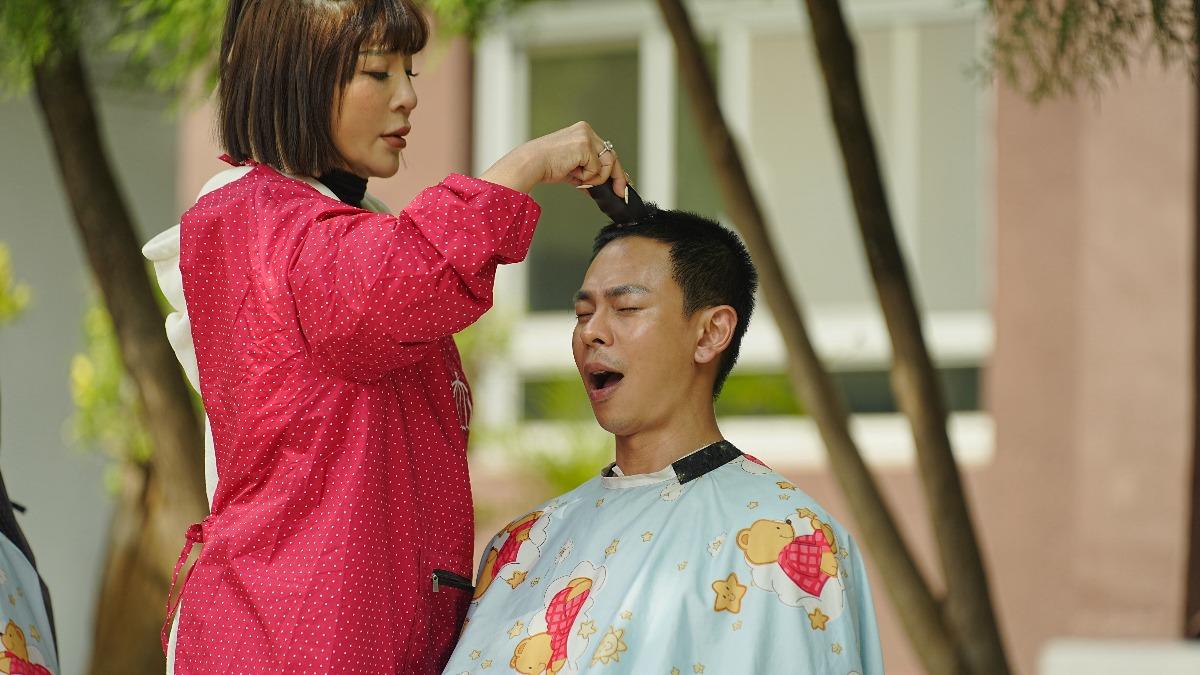 男星剃髮「入伍」!王彩樺操刀他痛爆 頭皮發麻笑不出來
