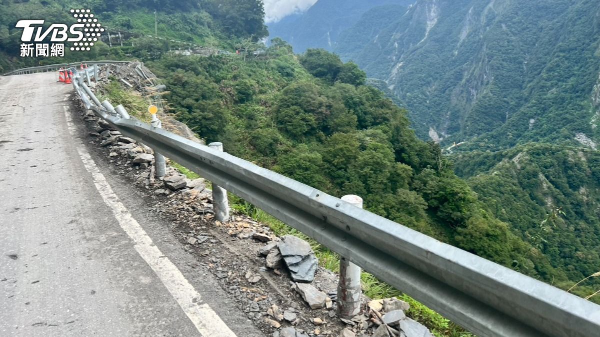 台8線工人遭落石砸中頭部重創亡。（圖／TVBS）