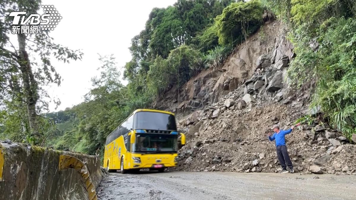 「晚幾秒就被沖走」駕駛尖叫急煞 中部豪雨災情慘重