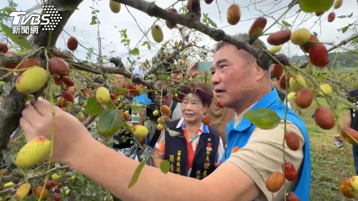 苗栗縣長鍾東錦也前往勘災,初步提報受災面積達八十一公頃。(圖/民眾提供)