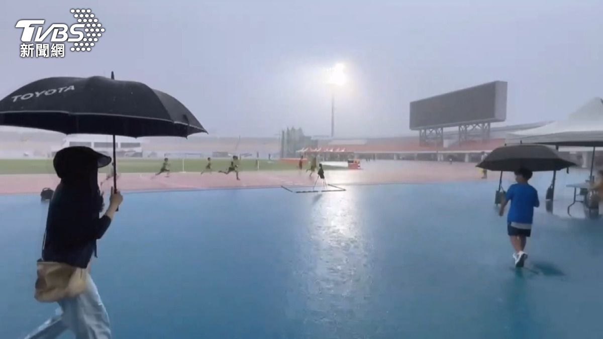 豪雨中運動會照辦！雲林選手奔向終點　家長心急如焚