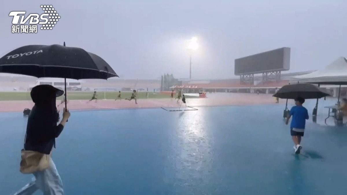 豪雨中運動會照辦！雲林選手奔向終點　家長心急如焚。(圖／民眾提供)
