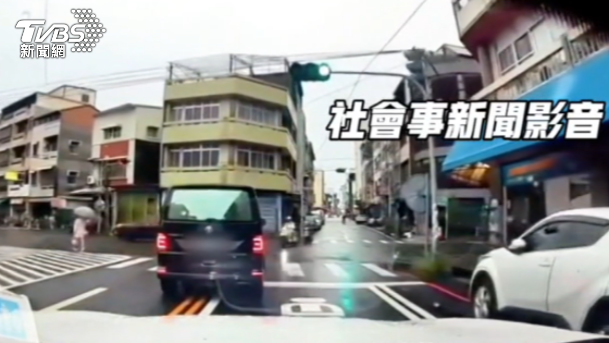 雲林一名女子違規穿越馬路,綠燈準備左轉的黑色廂型車也沒禮讓,疑似撞到人後肇逃,警方表示將進一步釐清。(圖/社會事新聞影音)