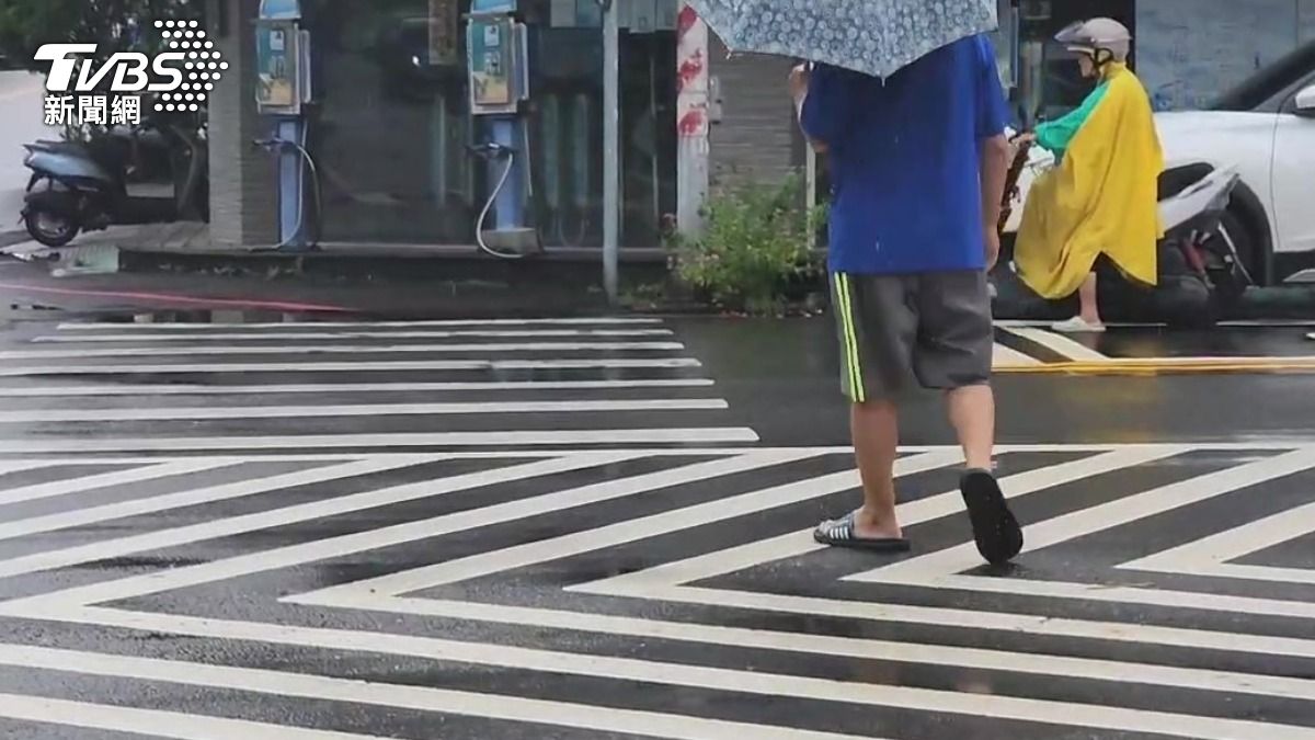 事故五叉路口,附近民眾違規行走槽化線。(圖/TVBS)