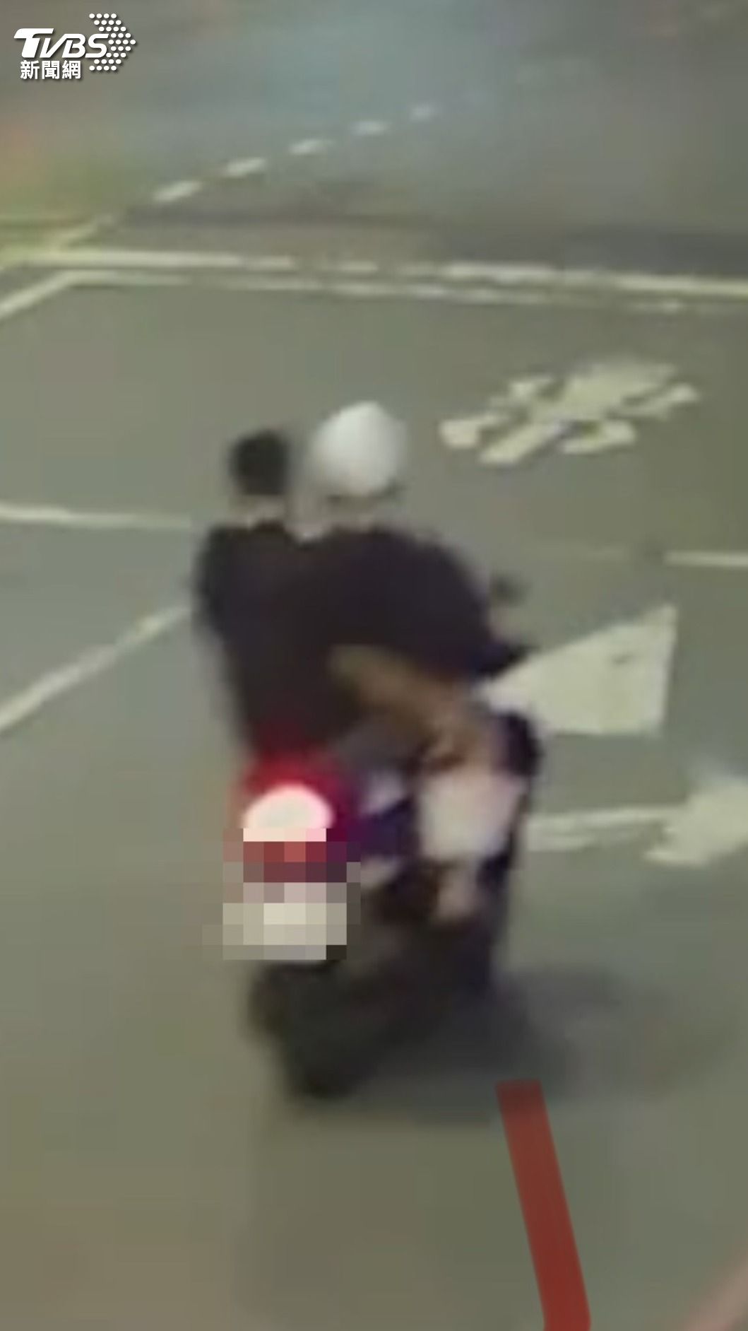 林男負責騎乘機車,載送江男,江男則手持裝有紅漆的水桶,接連對樹林與新莊兩間分店潑灑油漆。(圖/TVBS)
