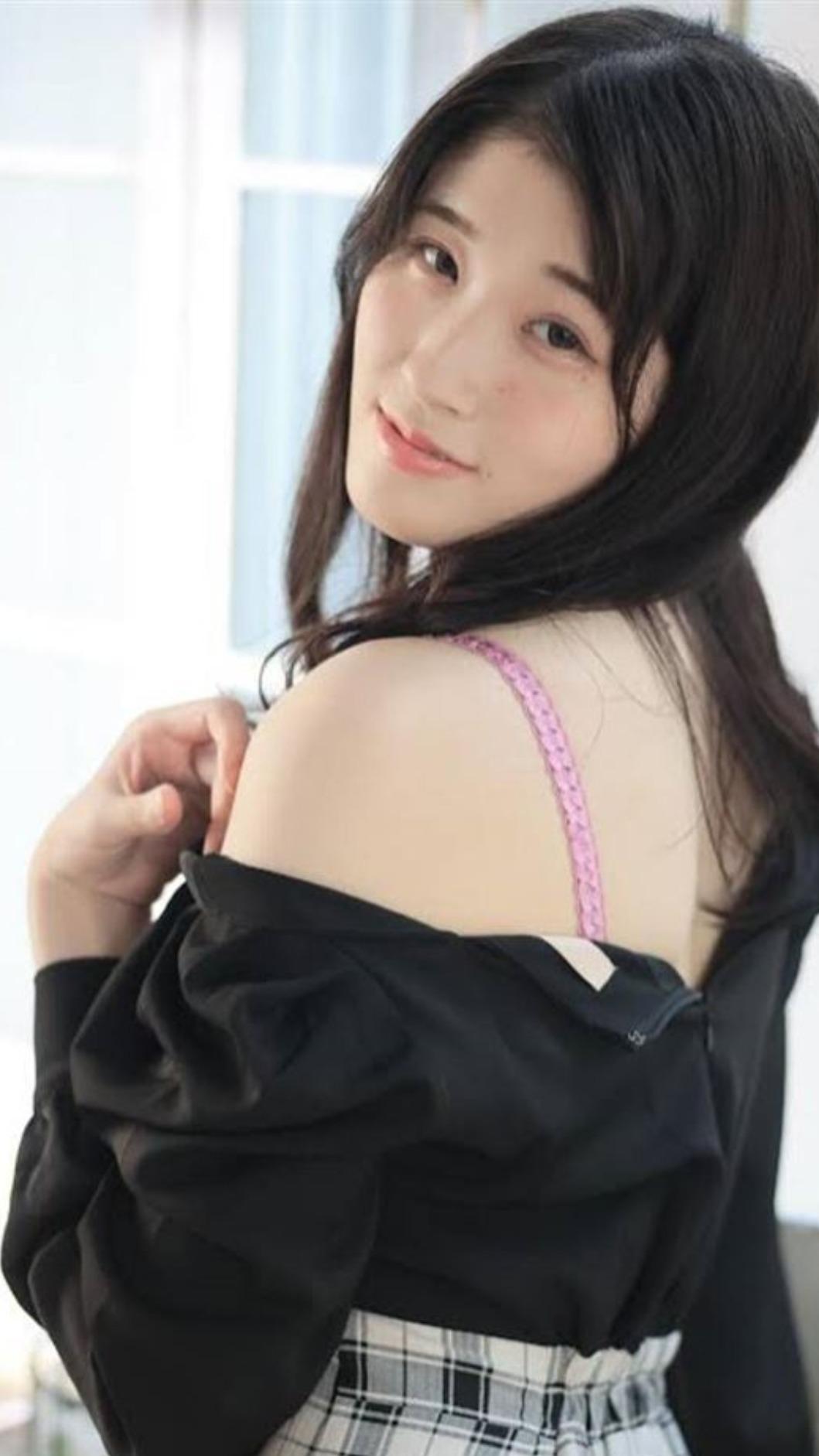 沙月文乃以人妻AV女優身分出道。(圖/翻攝自IG)