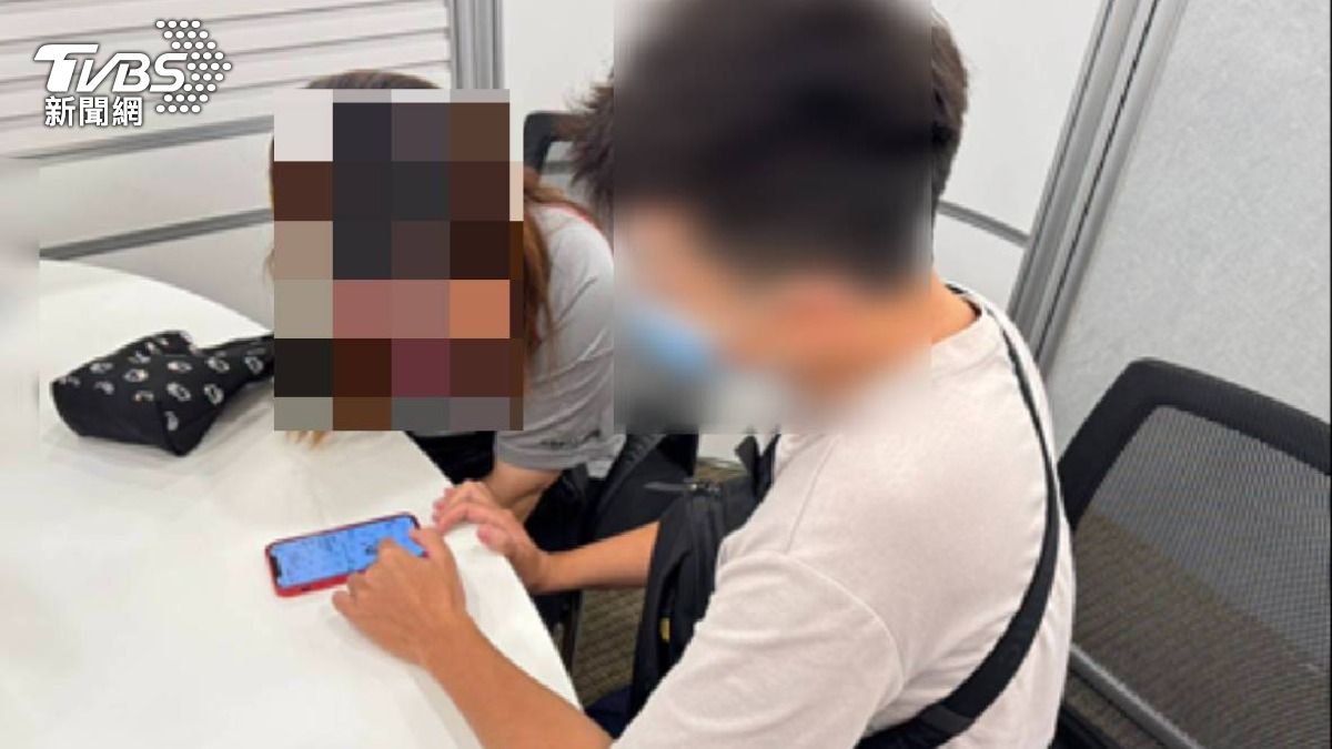 一名女子聲稱要替父親買錶,實際上卻想透過虛擬貨幣再套利。(圖/TVBS)