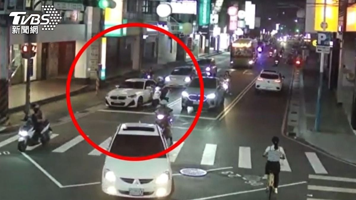 侯沁潔違規停車還拒絕配合盤查,逃逸時差點撞上員警。(圖/TVBS)