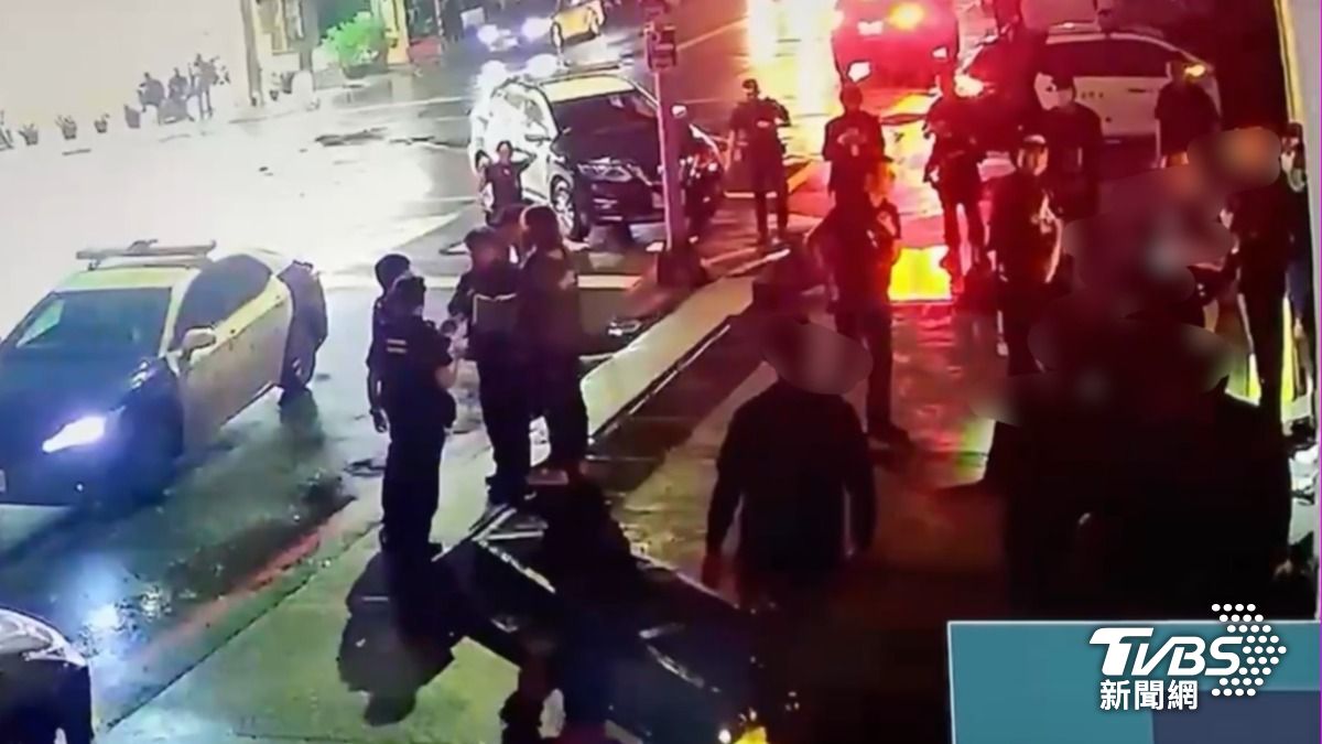 大批黑衣人闖入醫院鬧事,警方出動快打部隊。(圖/TVBS)