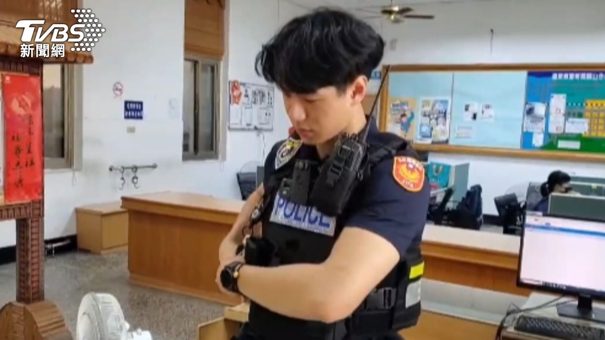 關山分局員警薛有博協助外地旅客處理車禍，被大讚「最帥警察」。（圖／TVBS）