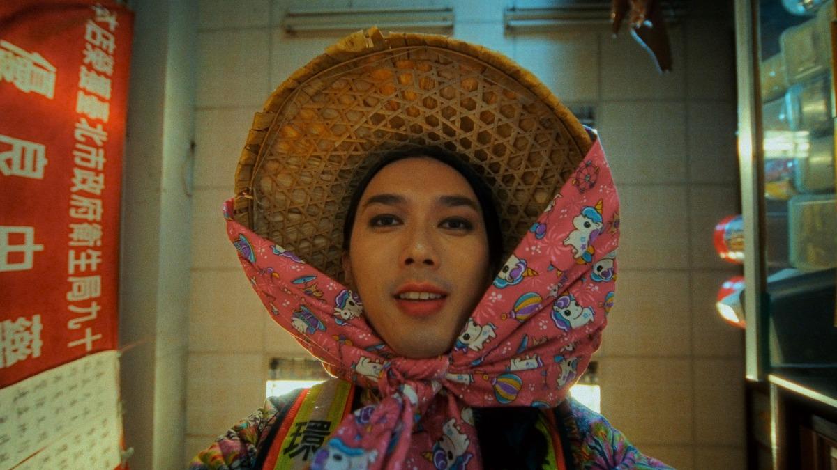 主唱林奕碩男扮女裝,搖身俏麗的清潔隊員。(圖/自來有限公司提供)