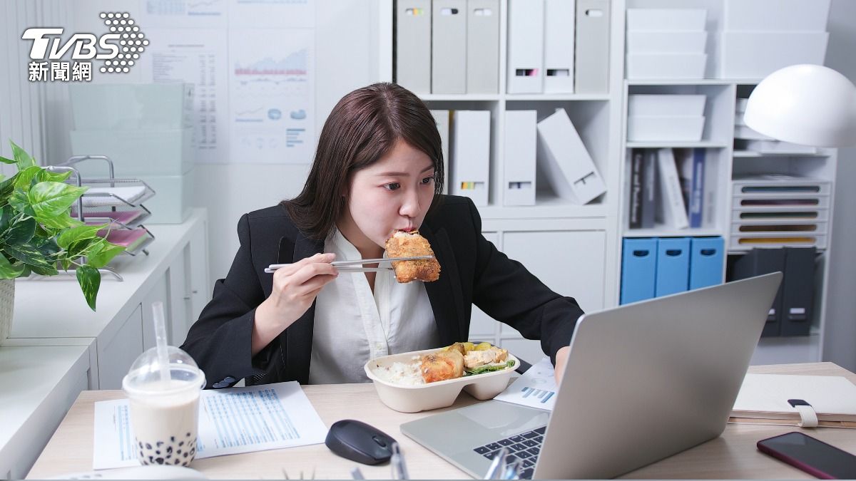 上班族必看!吃錯午餐好疲憊 醫揭「3關鍵飲食」穩血糖助消化