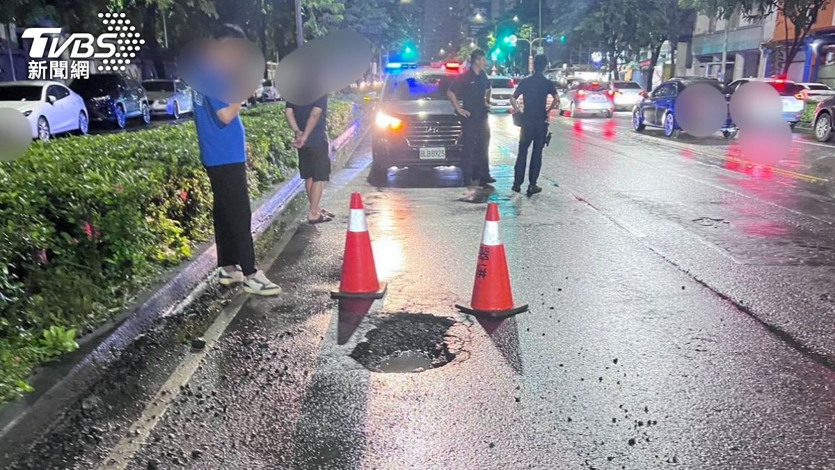 1米寬的大坑洞，成了馬路上的大陷阱，就有車主沒發現開過去直接爆胎（圖／TVBS）