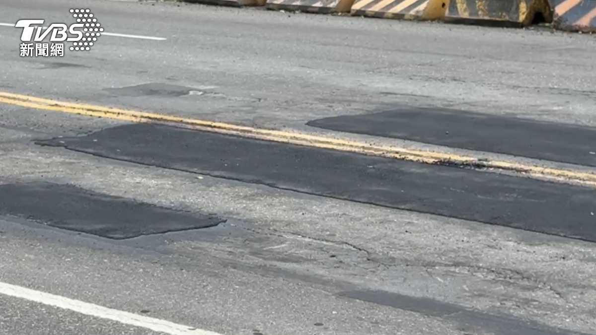 高雄德民路面的坑洞已經補上，但就像是狗皮膏藥一樣東一塊西一塊（圖／TVBS）