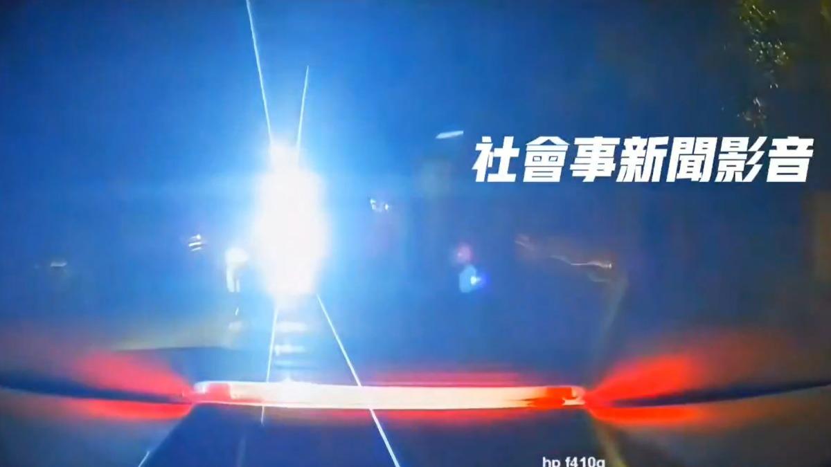 計程車不斷地利用強光燈照射前車。(圖/翻攝社會事新聞影音)