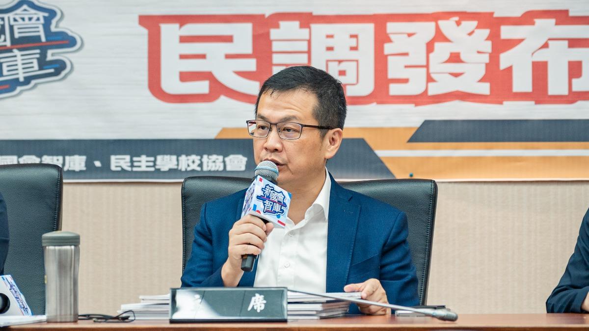 國民黨立委羅智強公布新國會智庫民調,台中市民對盧秀燕滿意度65.8%。(圖/陳怡潔攝)