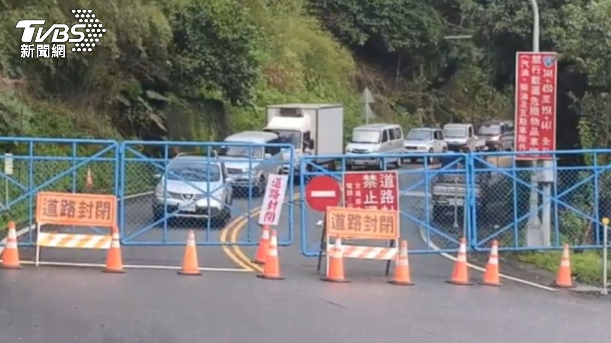 阿里山道路管制,5日一早數十輛車「卡關」無法下山。(圖/TVBS)