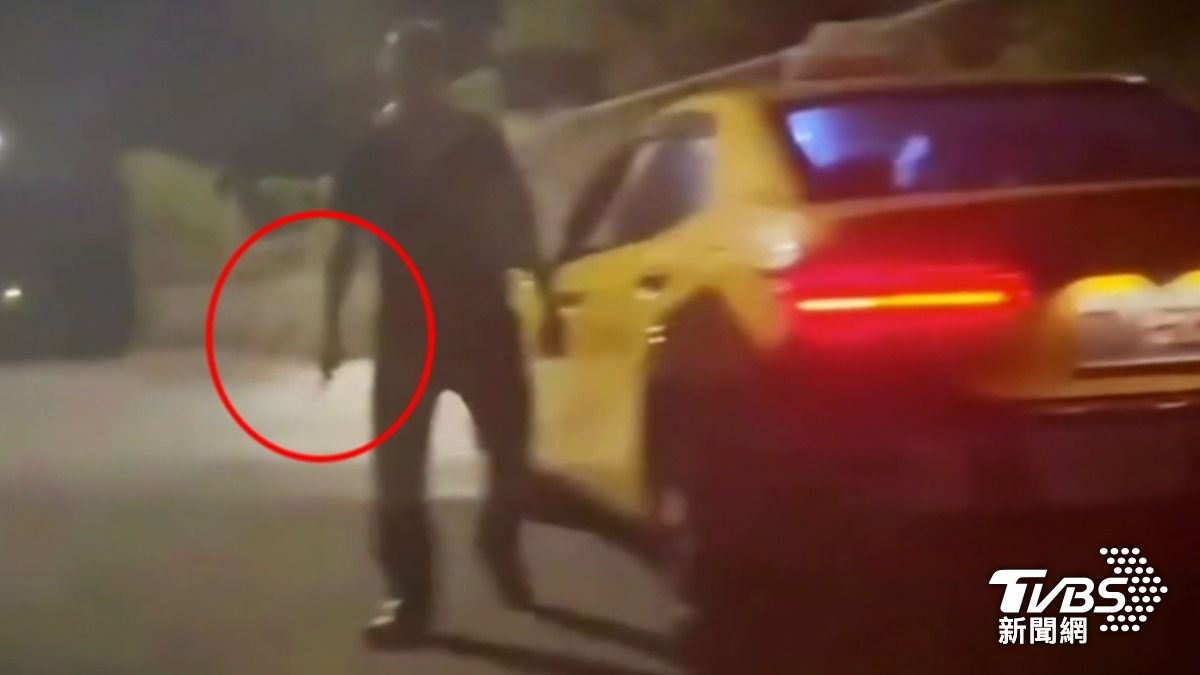 小黃運將遭控攔車,還拿殺魚刀理論。(圖/畫面翻攝:社會事新聞影音)