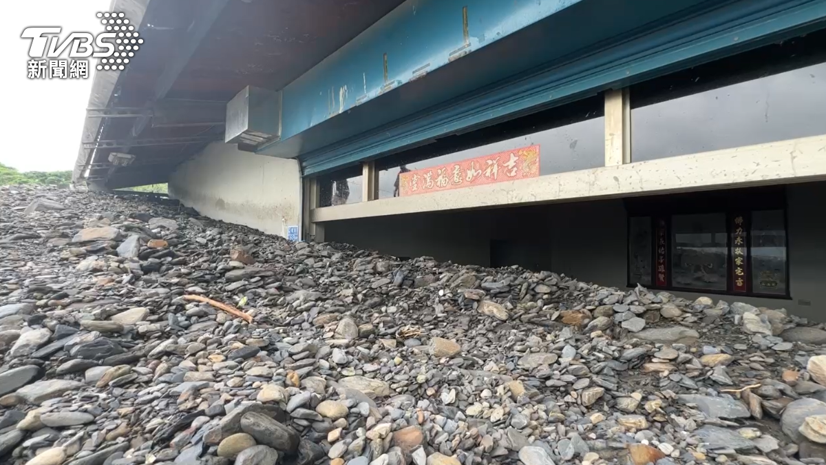 只剩下屋頂露出來,石塊全灌進屋子裡,門窗卡死,居民想清掃都不知道從何下手(圖/TVBS)