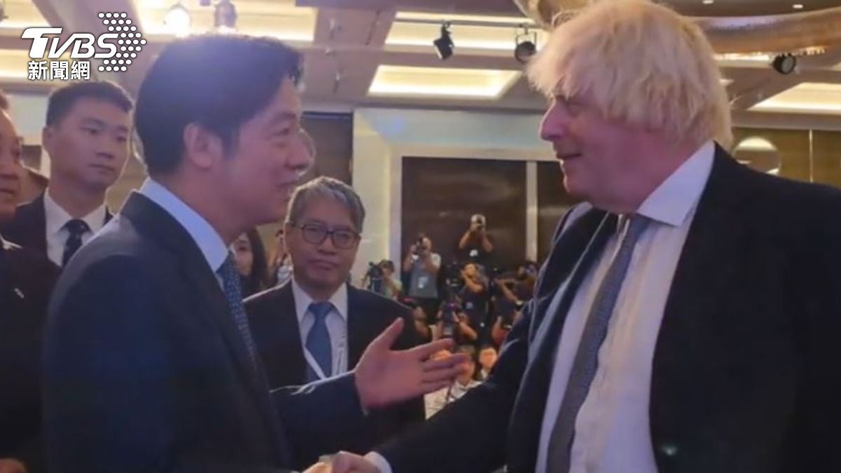 總統賴清德與英國前首相強生同框。(圖/TVBS)