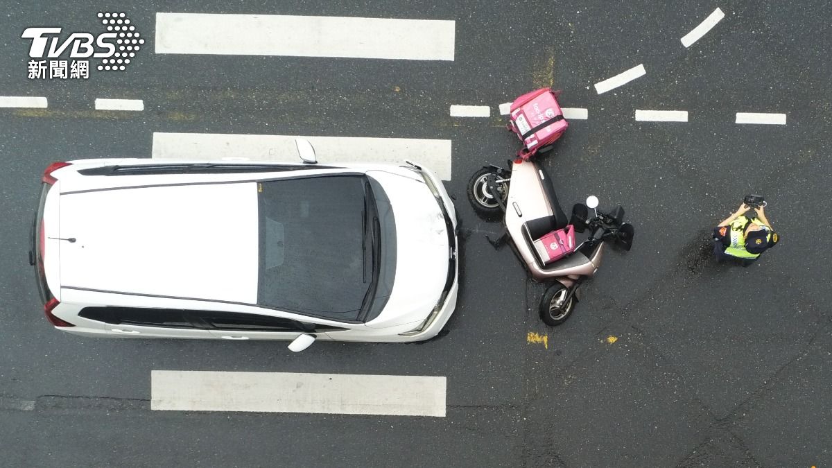 白色轎車撞上停等紅燈的外送機車。(圖/TVBS)