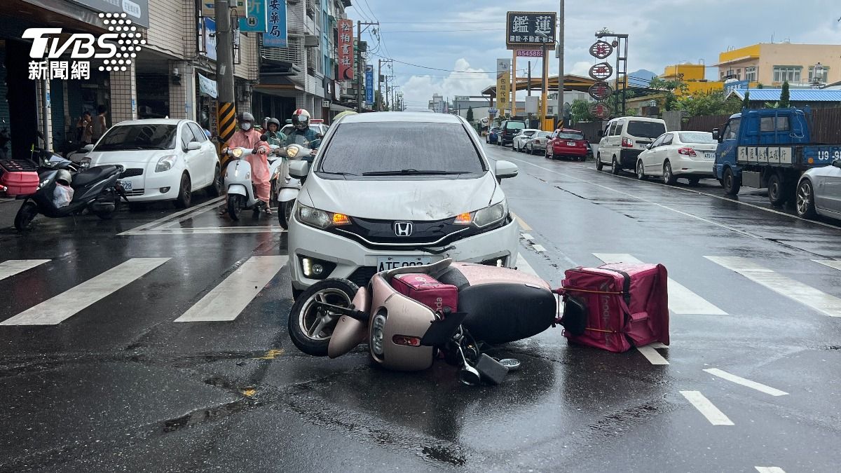 白車女駕駛稱服藥後精神恍惚。才會不小心撞上外送機車。(圖/TVBS)