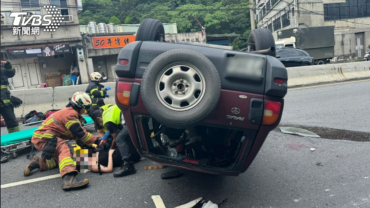 疑閃車失控猛撞!吉普翻覆女乘客骨折 八里龍米路一度塞爆