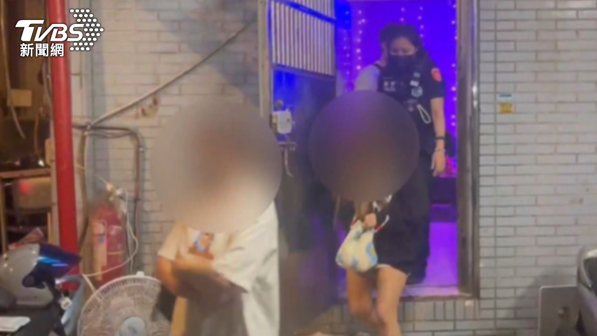 鐵皮屋內藏春色。(圖/TVBS)