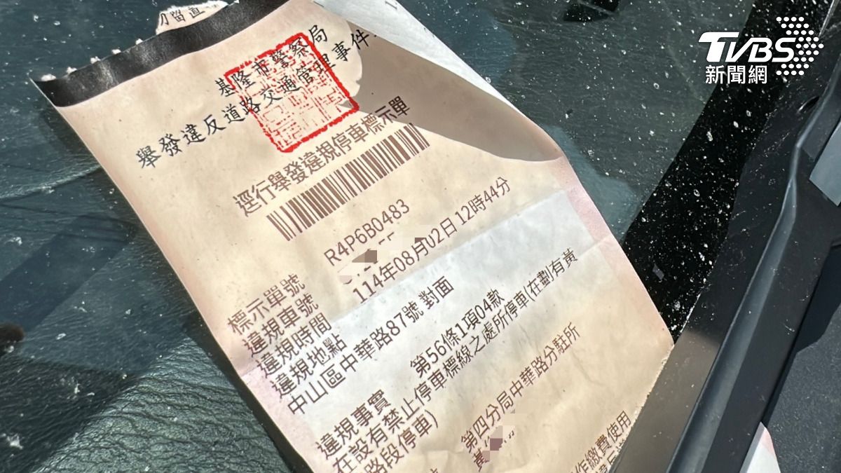 民眾被原本停車格內的黃線是用黑色漆覆蓋,時間久了就「掉漆了」。(圖/TVBS)
