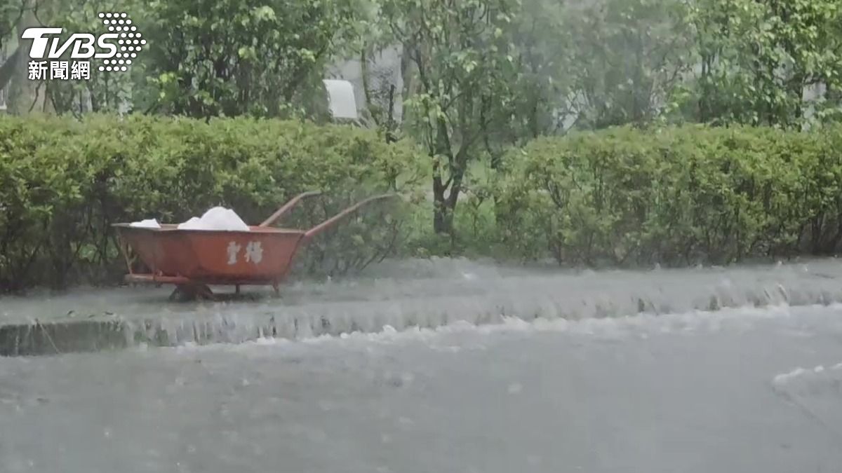 北市暴雨侵襲大安森林公園 積水成瀑布流向道路