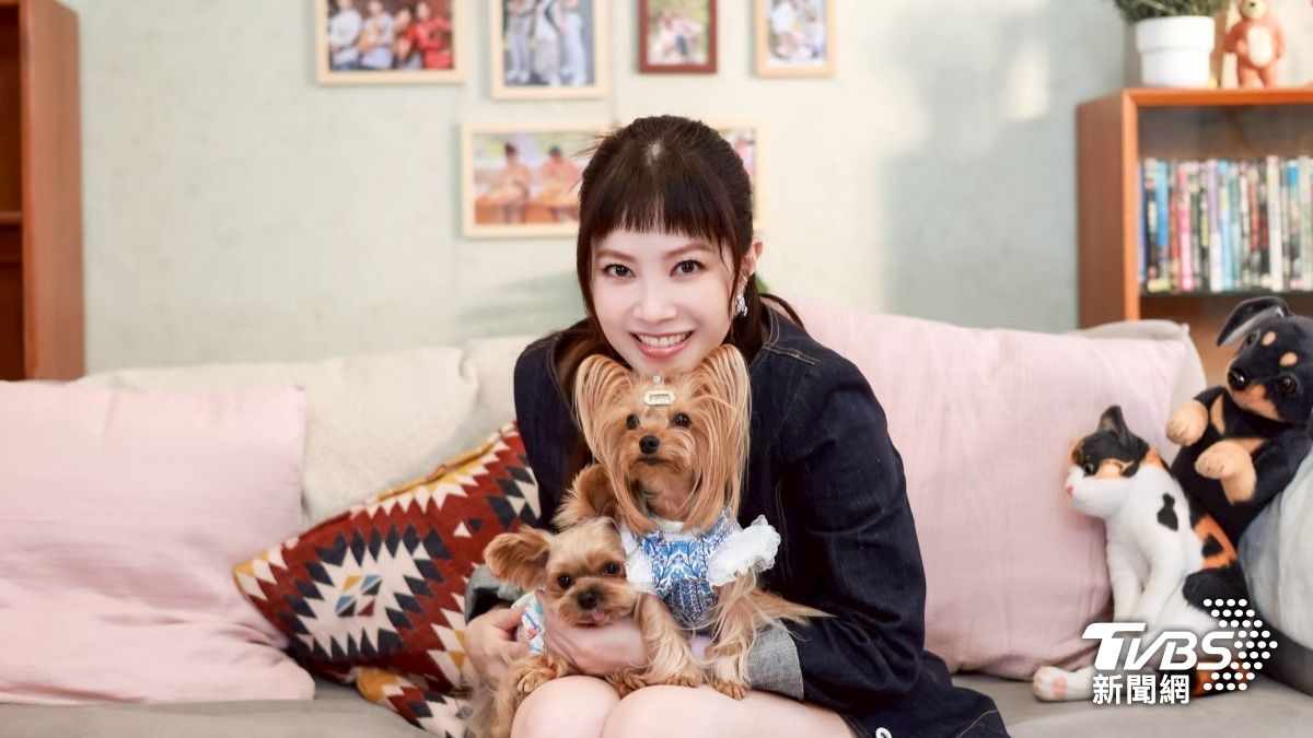 徐懷鈺幫KIKI&LALA換上可愛的衣服上節目。(圖/趙世平攝)