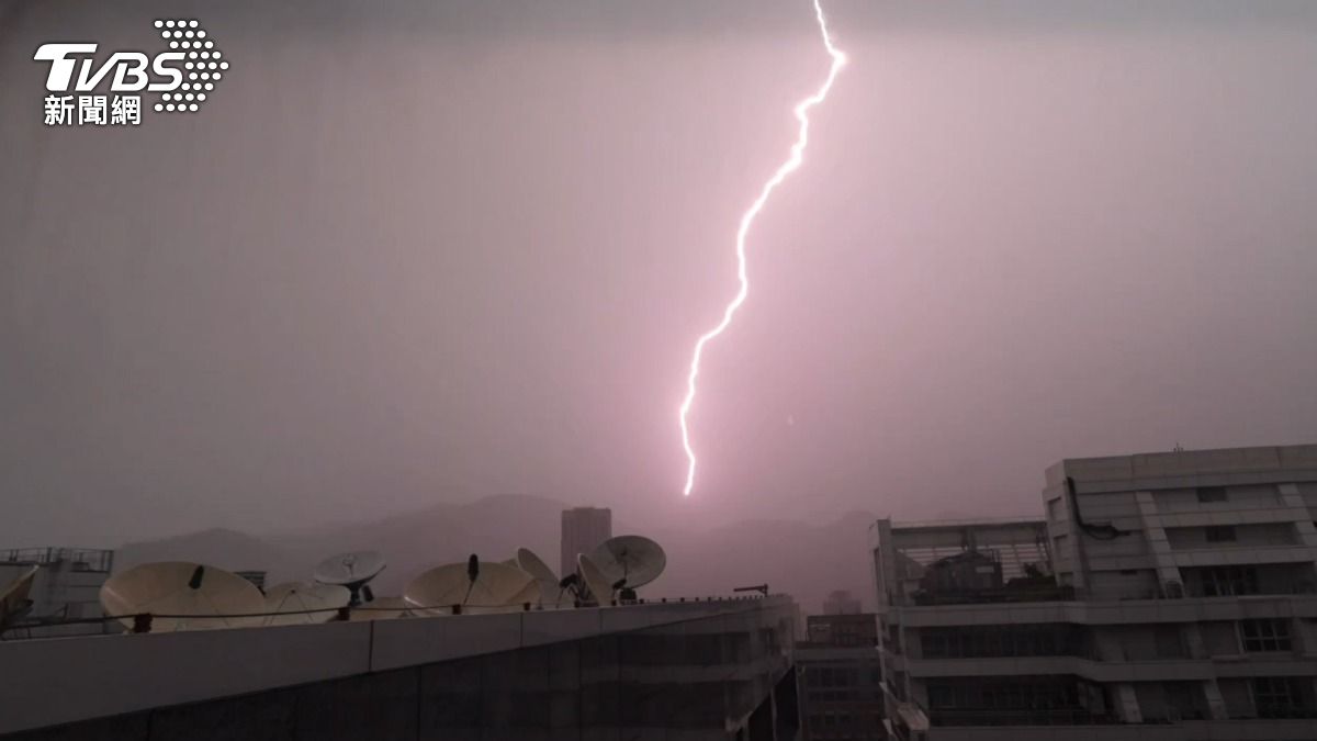 有片/雷雨狂炸!每分鐘440次閃電 北市內湖驚現「超長閃電」