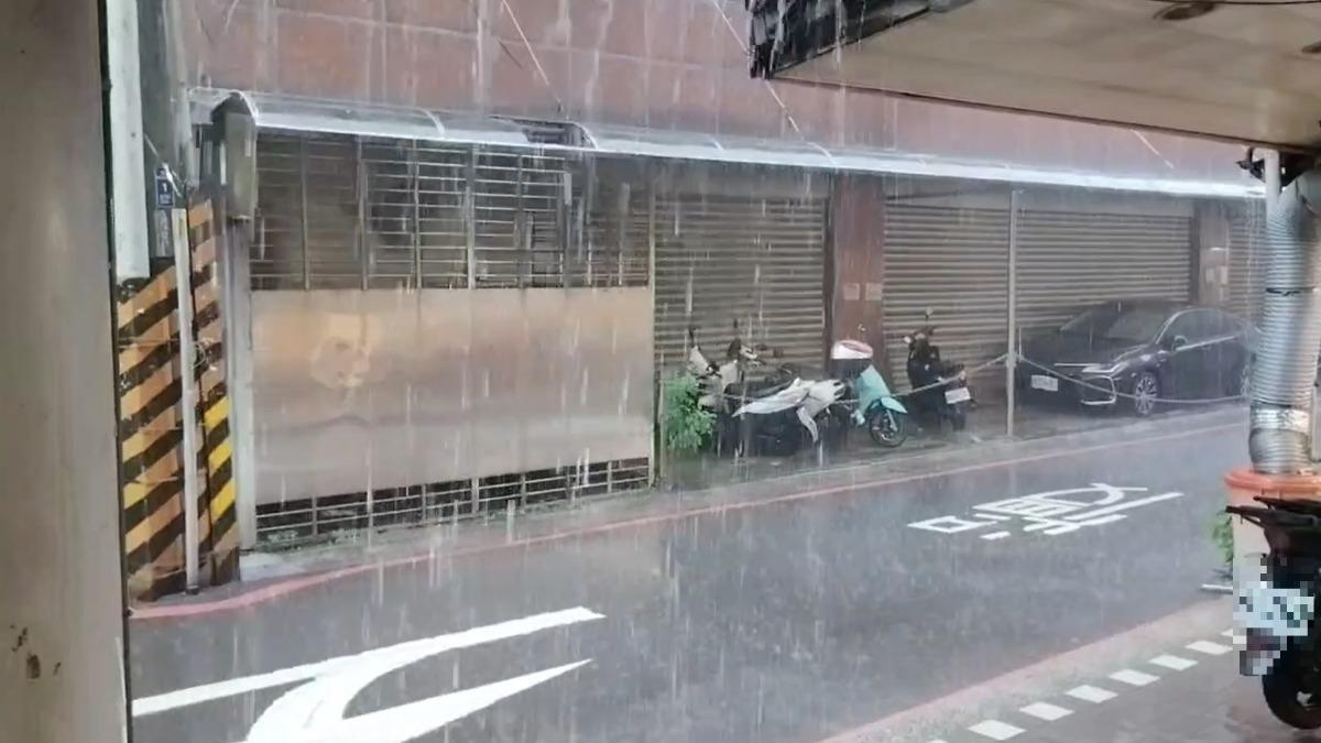 新北市新店大雨。(圖/民眾提供)