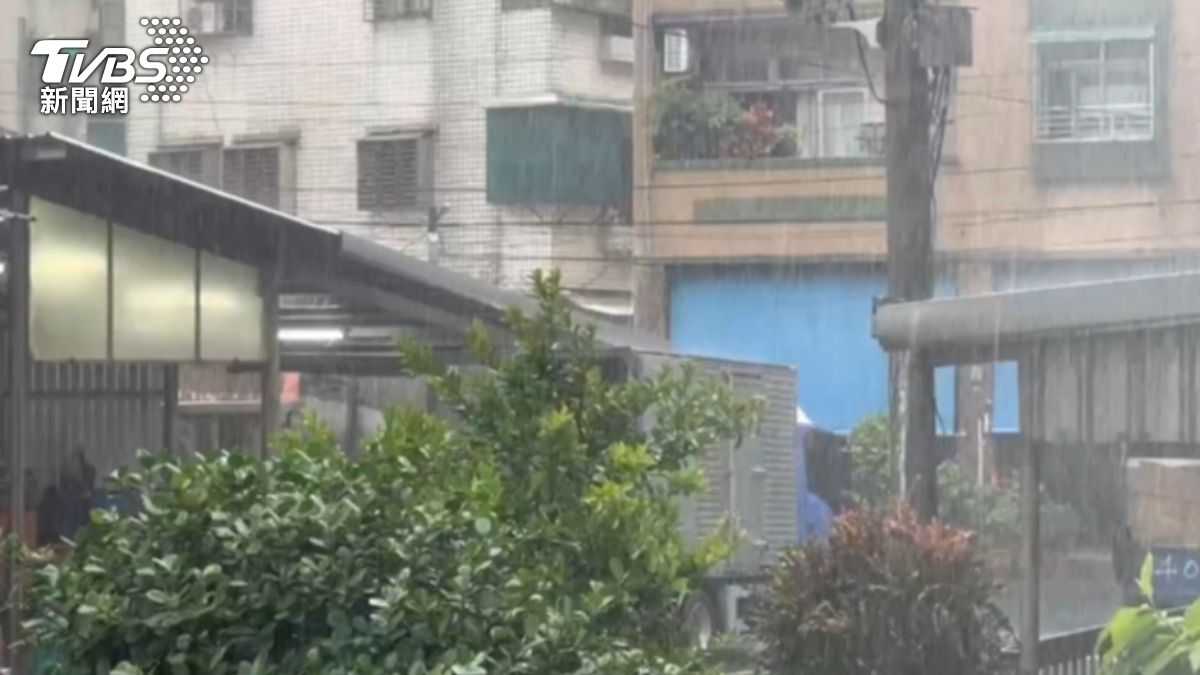 基隆市降下大雷雨。（圖／TVBS）