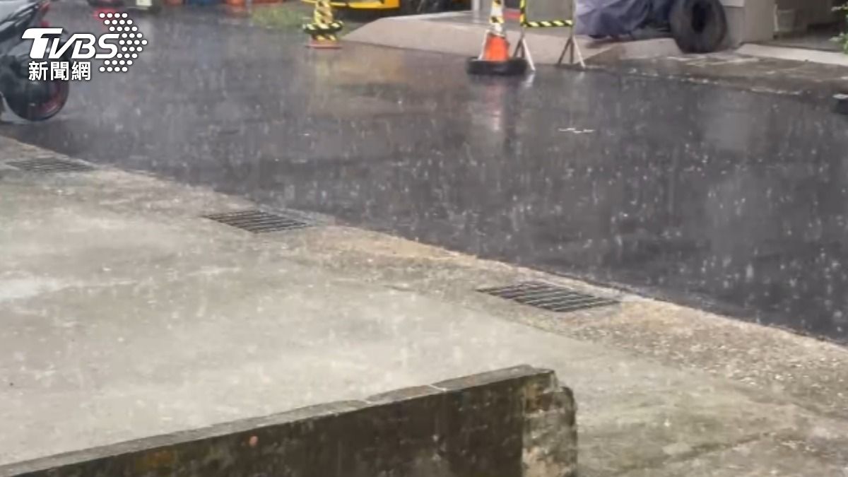 基隆市下午降下大雷雨，影響供電。（圖／TVBS）
