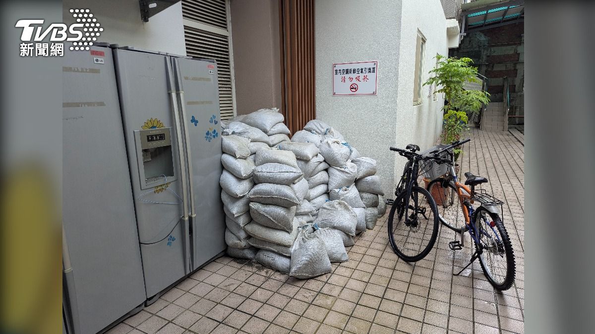 午後暴雨襲台北!水淹進立法院 藍委辦公室急拿沙包擋