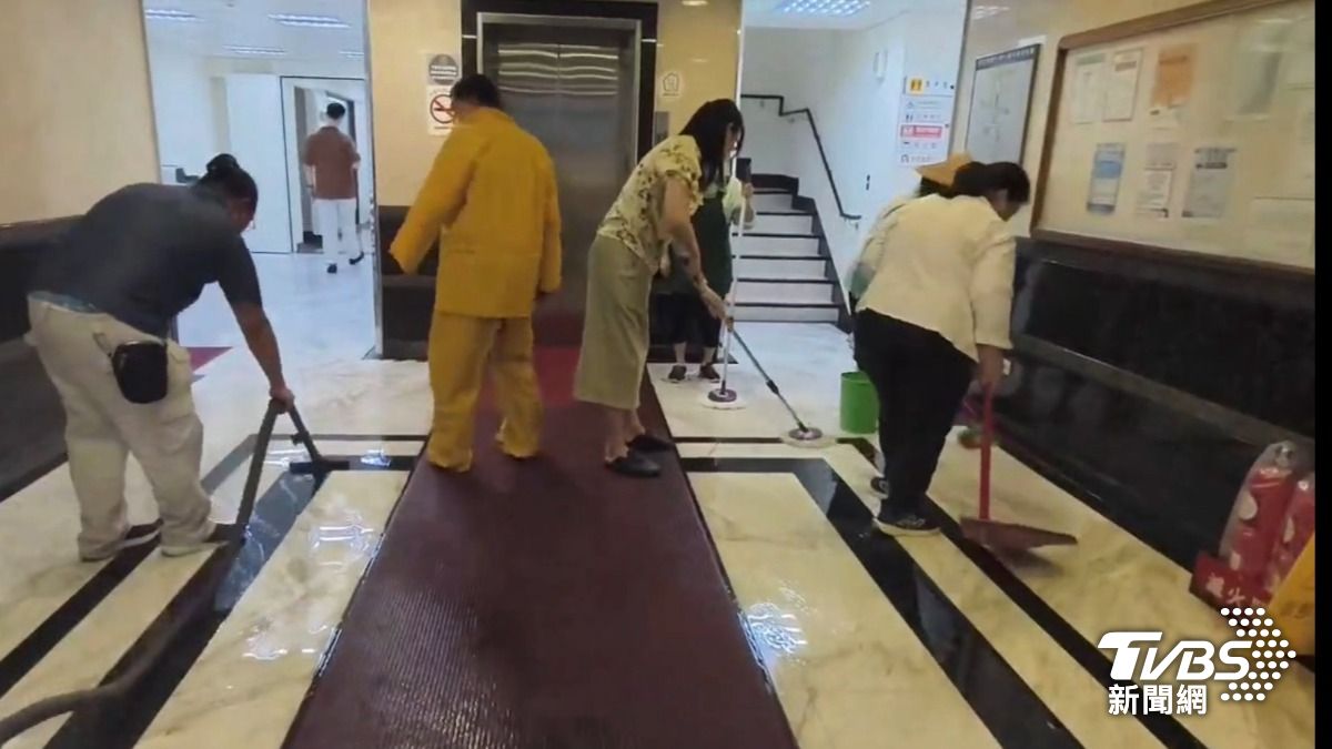 立法院青島一館遭水淹。（圖／TVBS）
