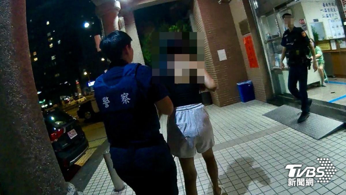 女子在員警面前吸喪屍煙彈。(圖/TVBS)