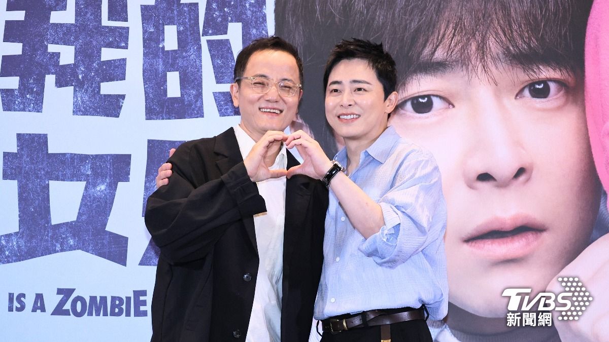 不用媒體CUE,曹政奭就主動跟導演畢鑑盛一起比愛心。(圖/張哲鳴攝)