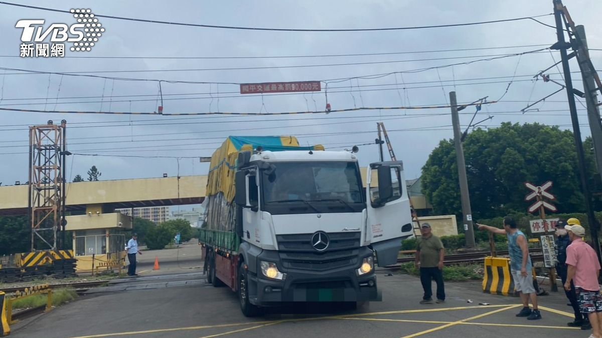 貨車因貨物過高，司機爬上車處理不慎觸電。（圖／TVBS）