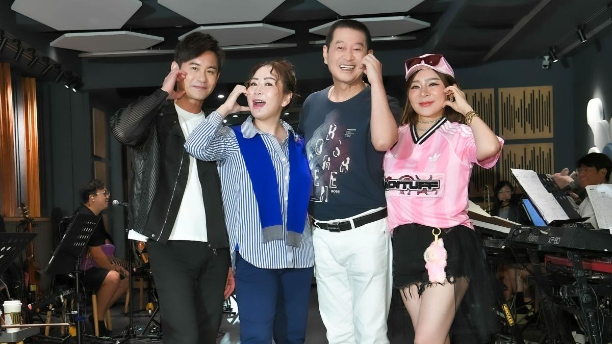 張秀卿(左二)、吳俊宏(左起)、蔡小虎跟王彩樺一起彩排。(圖/名人演藝事業提供)